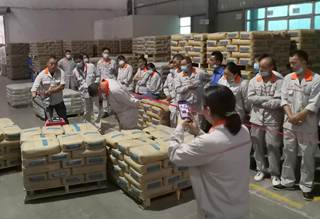 104105759.jpg 電動叉車操作比賽現(xiàn)場.jpg